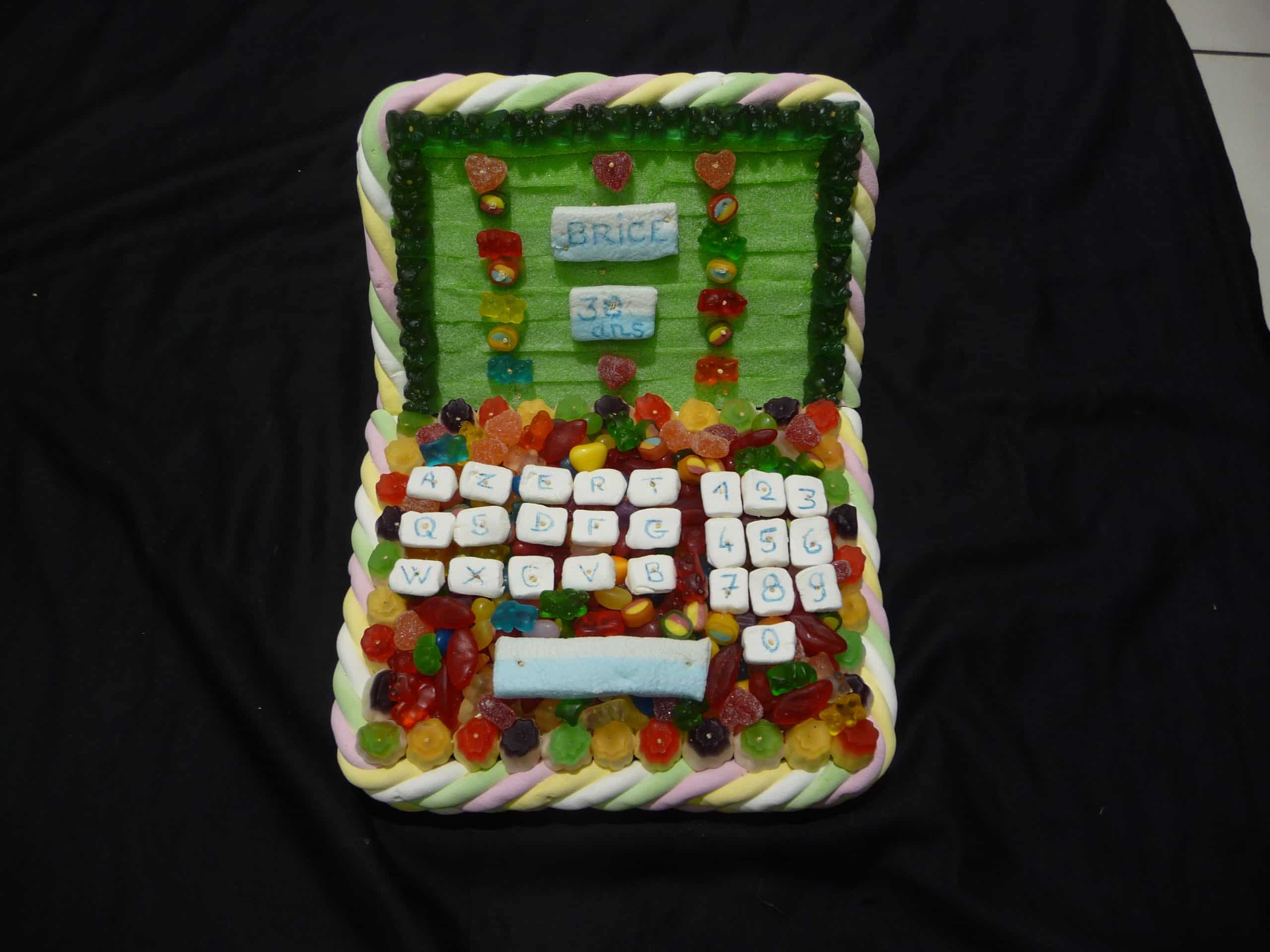 Gâteau de bonbons en forme de ordinateur portable