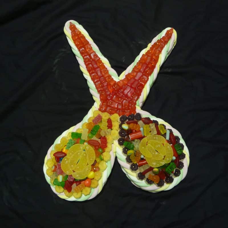 Gâteau de bonbons en forme de paire de ciseau de coiffeur