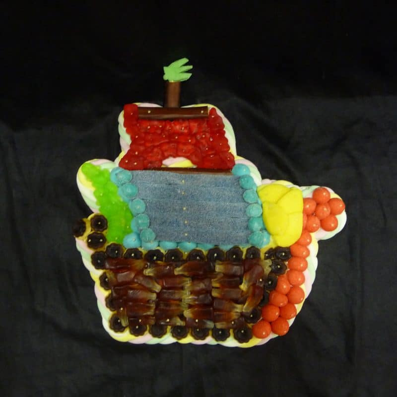 Gâteau de bonbons bateau de pirate
