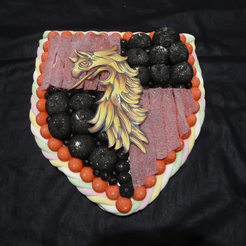 Gâteau de bonbons en forme de bouclier Gryffindor