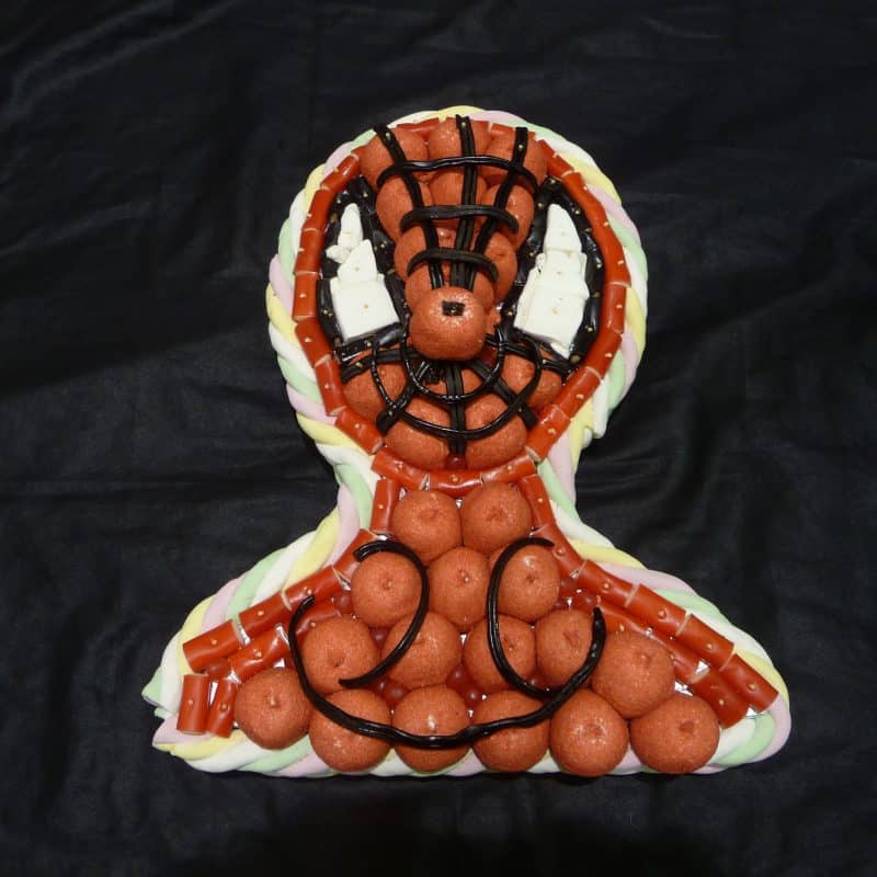 Gâteau de bonbons en forme de buste Spiderman