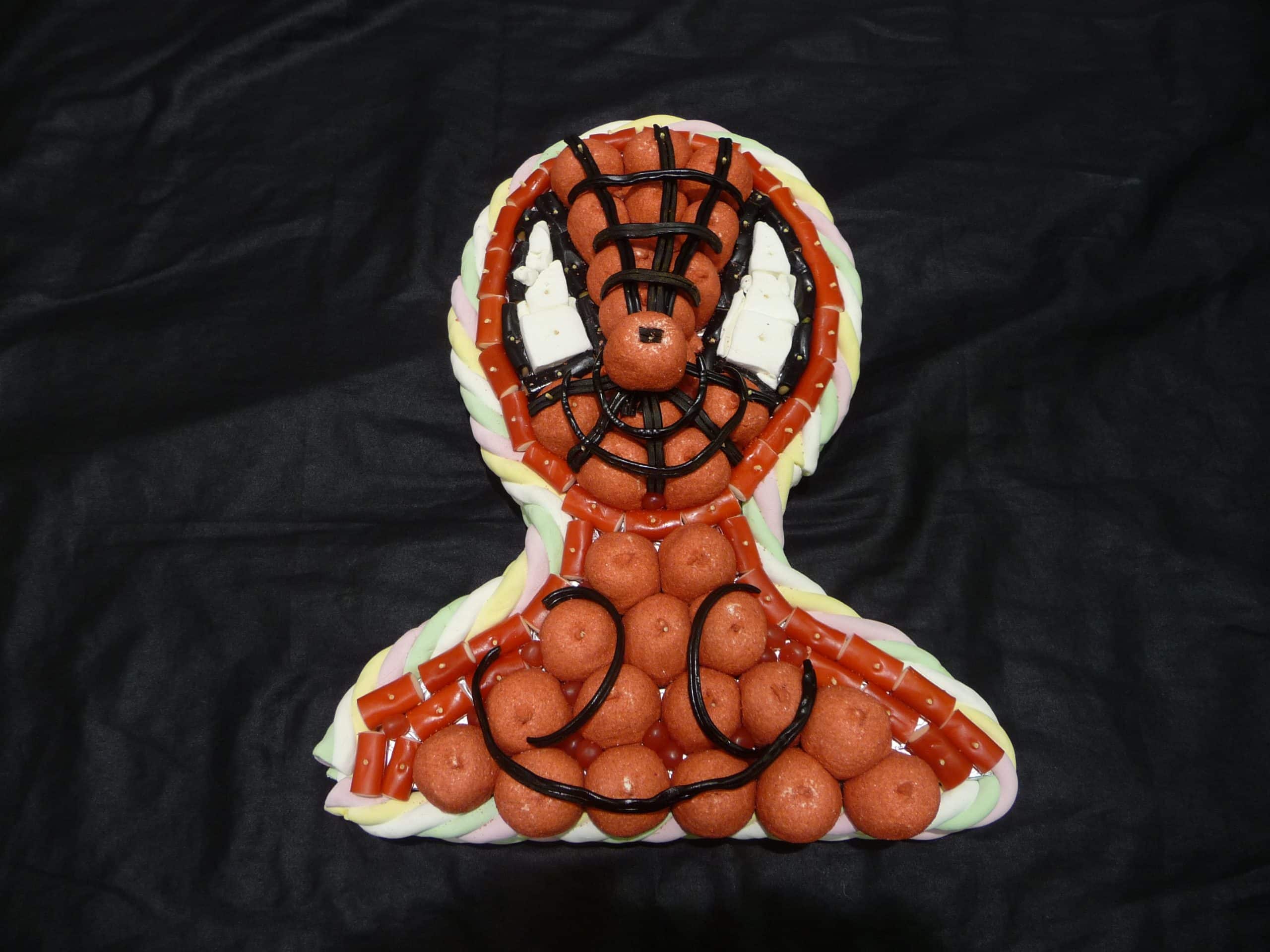 Gâteau de bonbons en forme de buste Spiderman