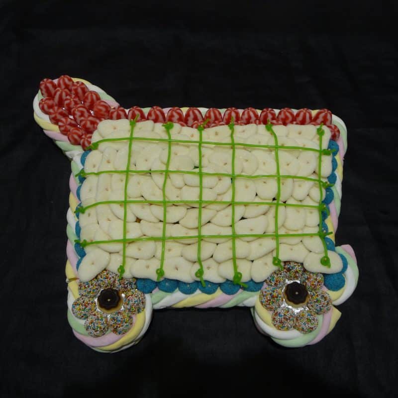 Gâteau de bonbons en forme de caddie supermarché