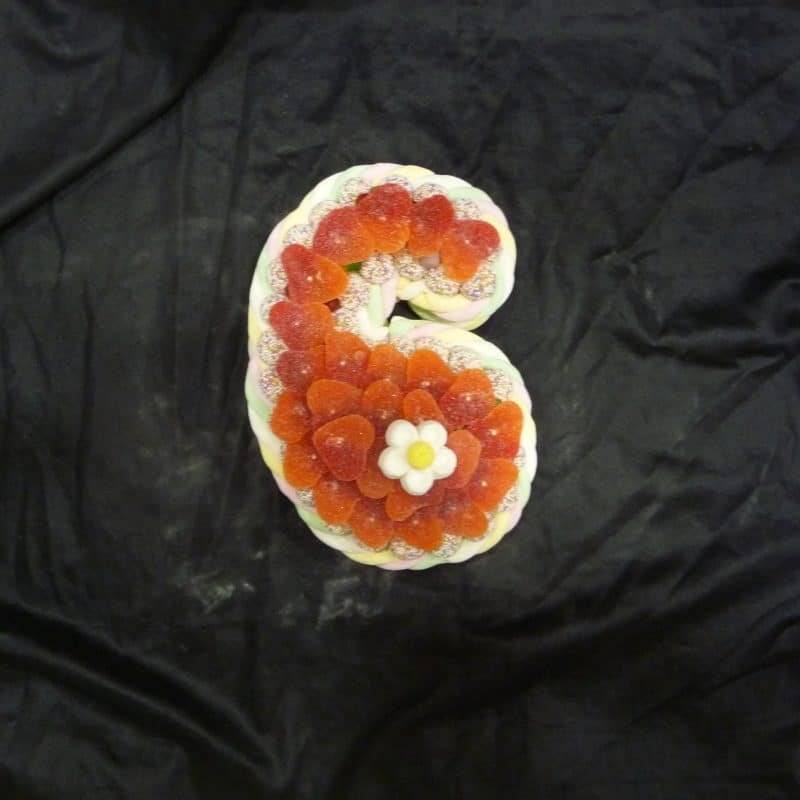 Gâteau de bonbons chiffre 6