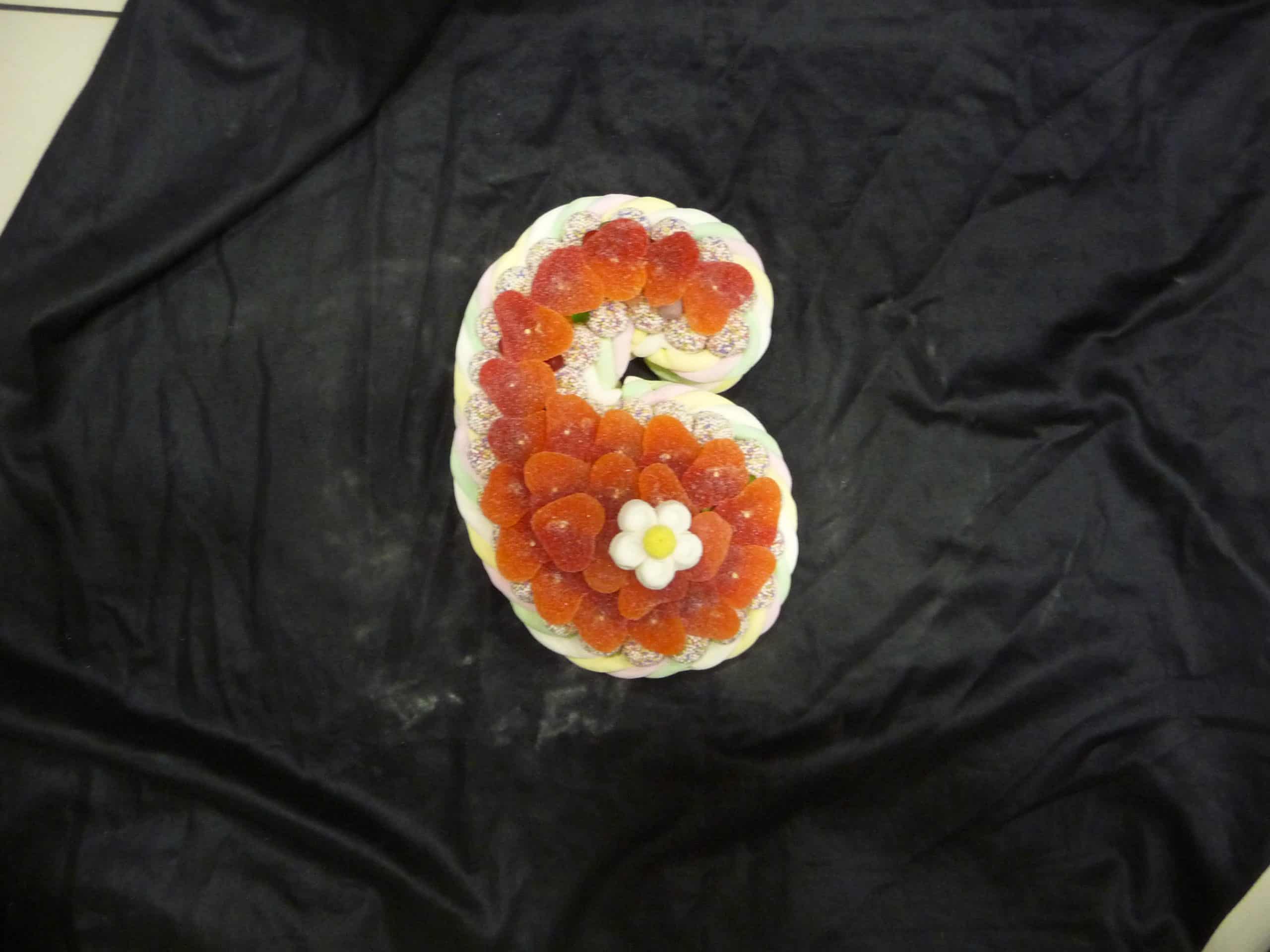 Gâteau de bonbons chiffre 6