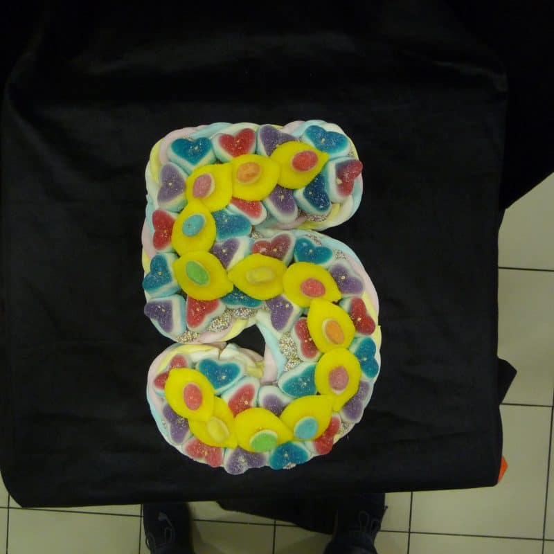 Gâteau de bonbons chiffre 5
