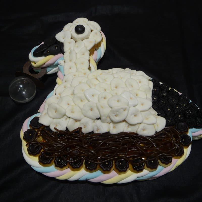 Gâteau de bonbons en forme de cigogne sur nid