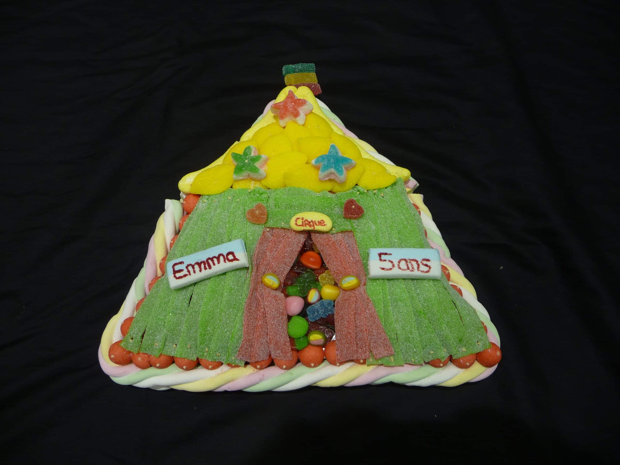 Gâteau de bonbons en forme de chapiteau de cirque