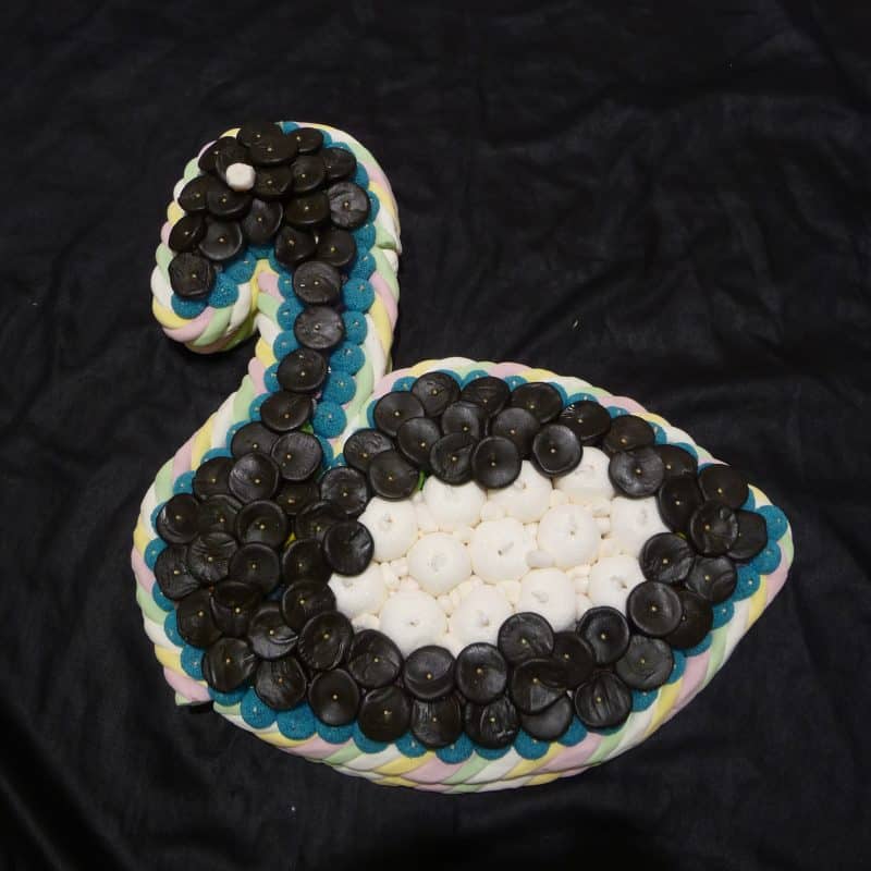 Gâteau de bonbons en forme de cygne noir