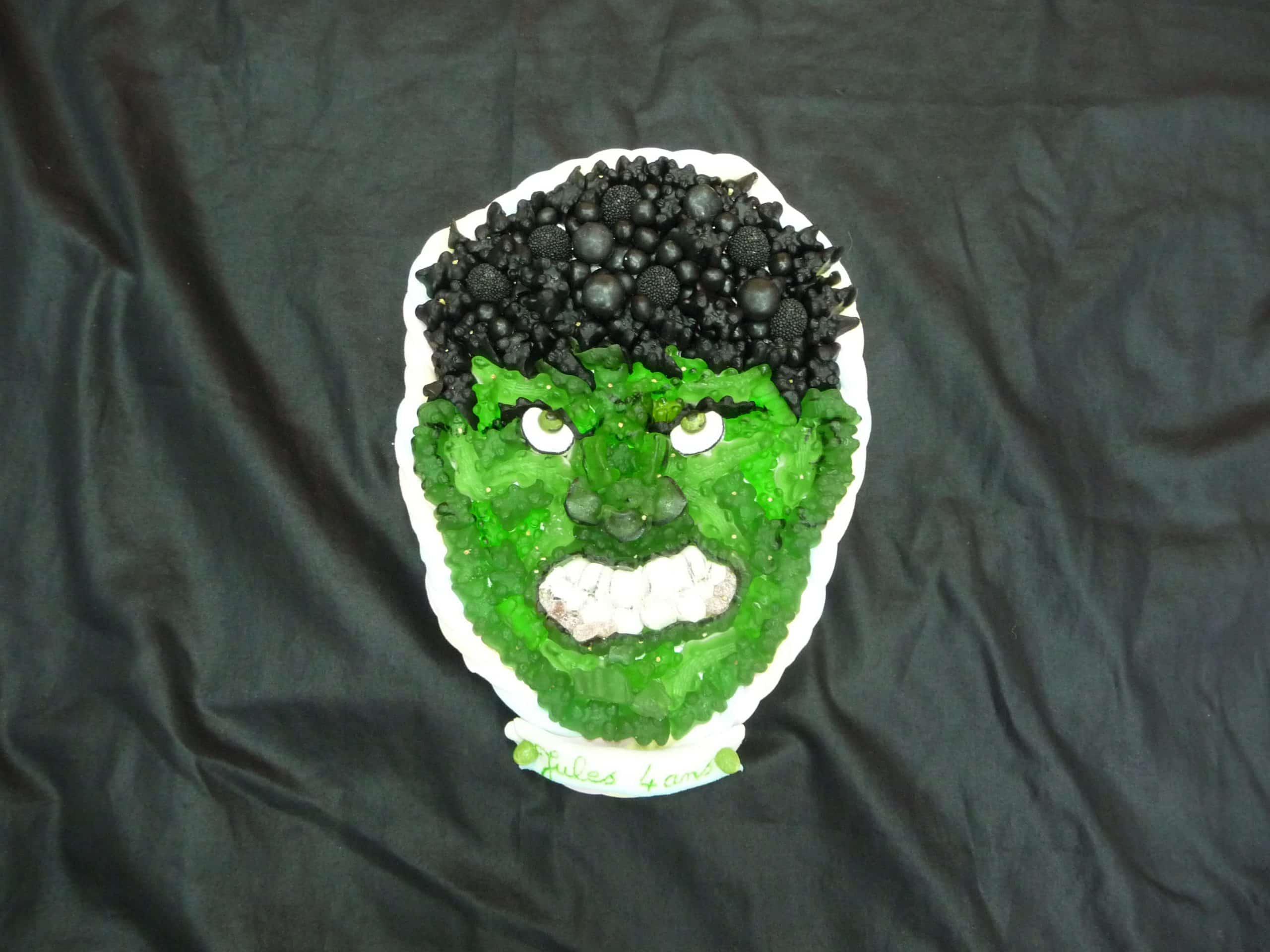 Gâteau de bonbons en forme de tête de Hulk