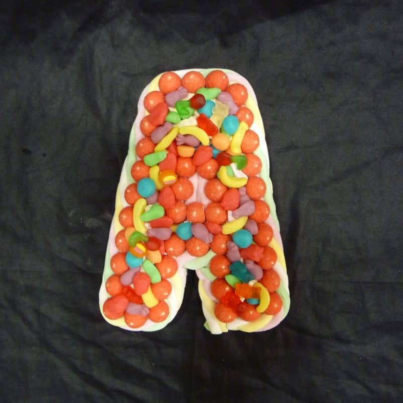 Gâteau de bonbons lettre A