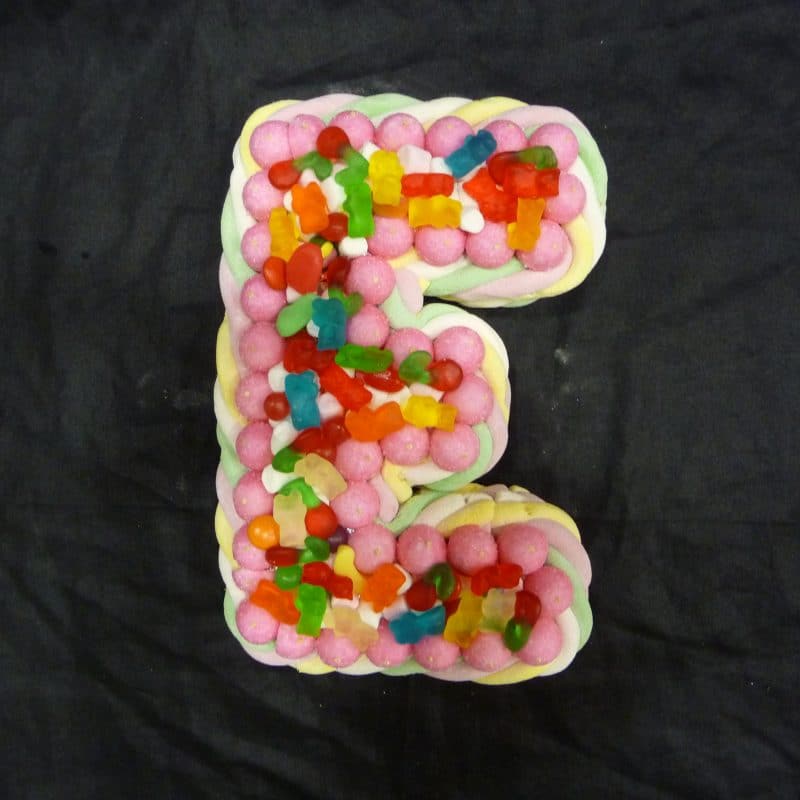 Gâteau de bonbons lettre E