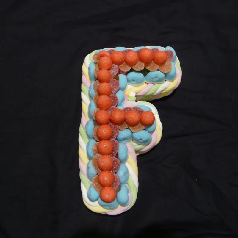 Gâteau de bonbons en forme de lettre " F "