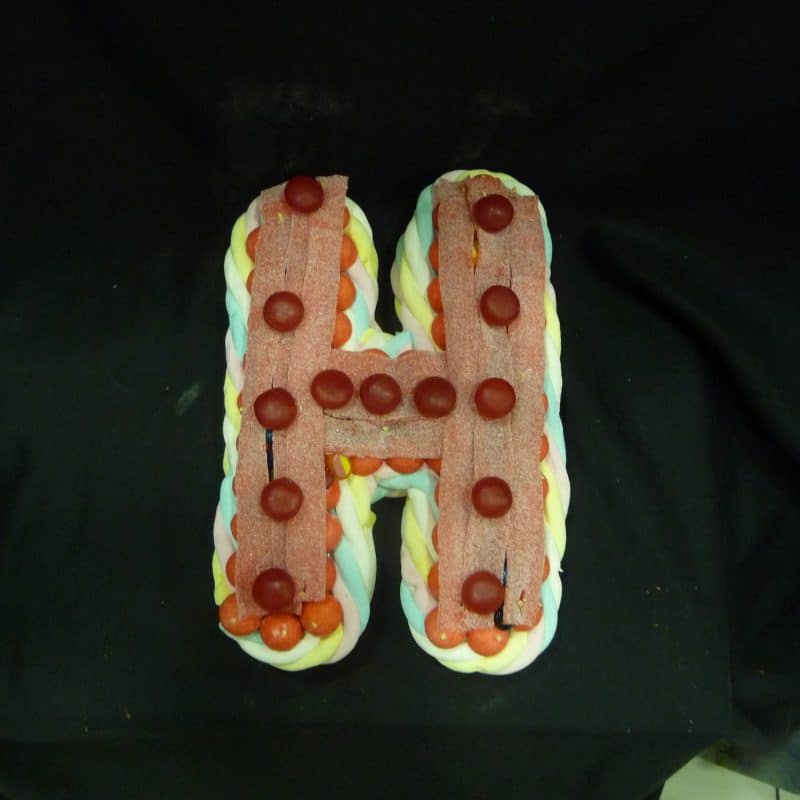Gâteau de bonbons lettre " H "