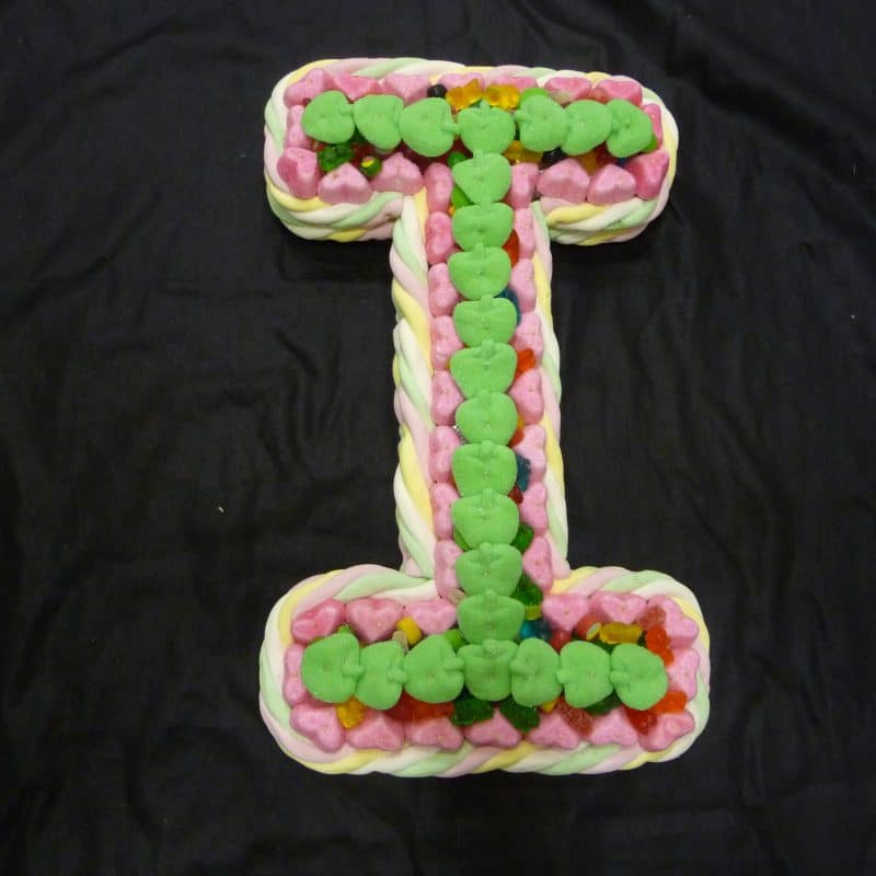 Gâteau de bonbons en forme de lettre de l'alphabet "i"