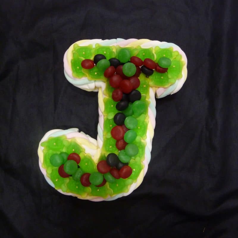 Gâteau de bonbons lettre J
