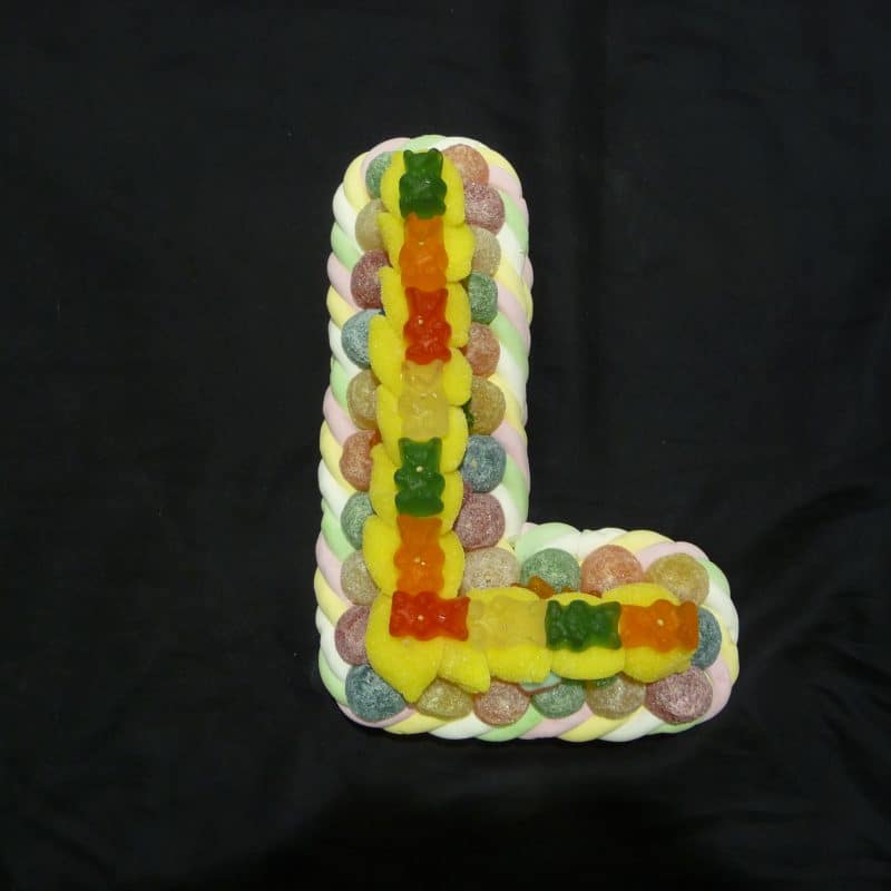 Gâteau de bonbons en forme de lettre " L "