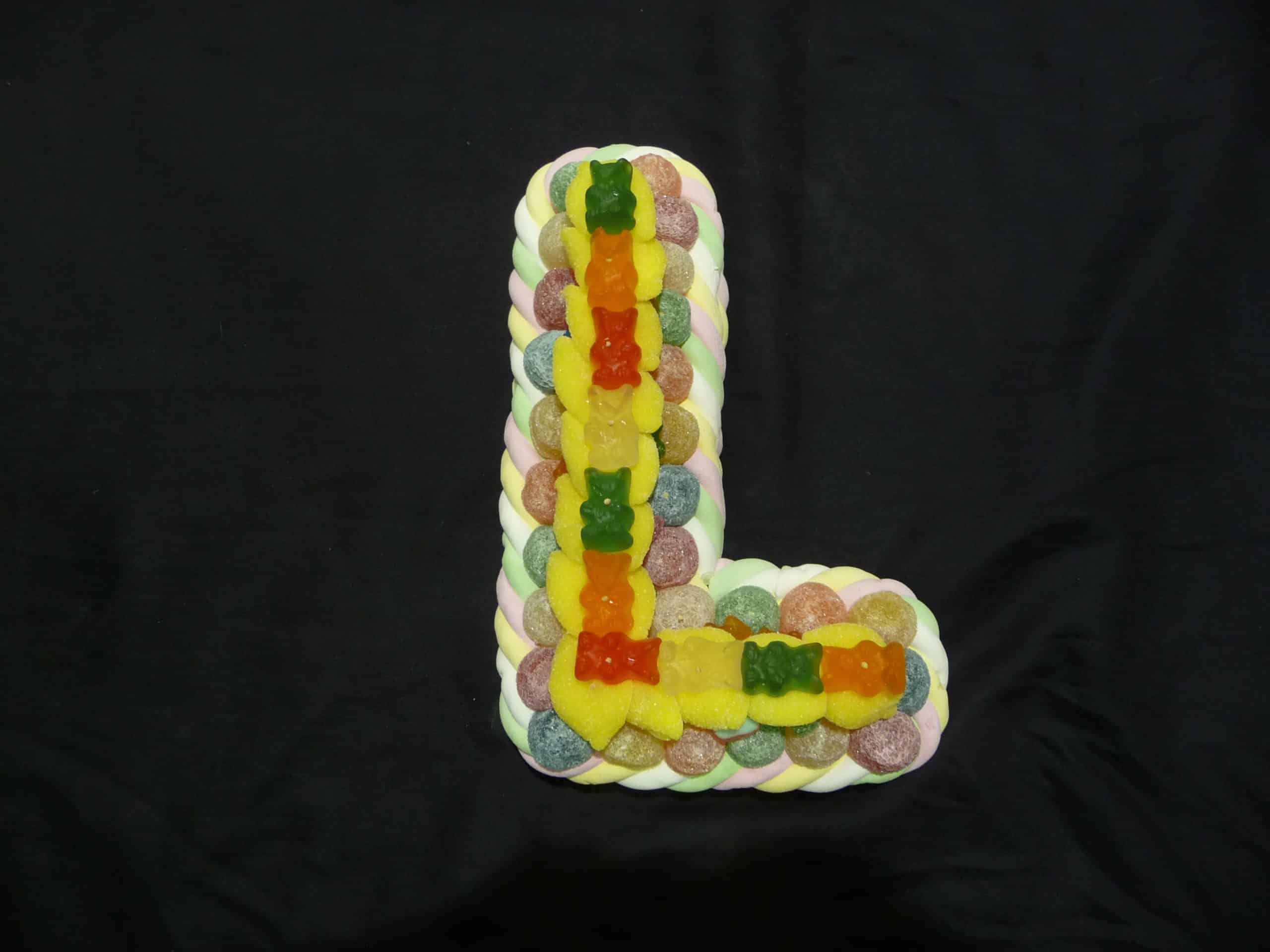 Gâteau de bonbons en forme de lettre " L "