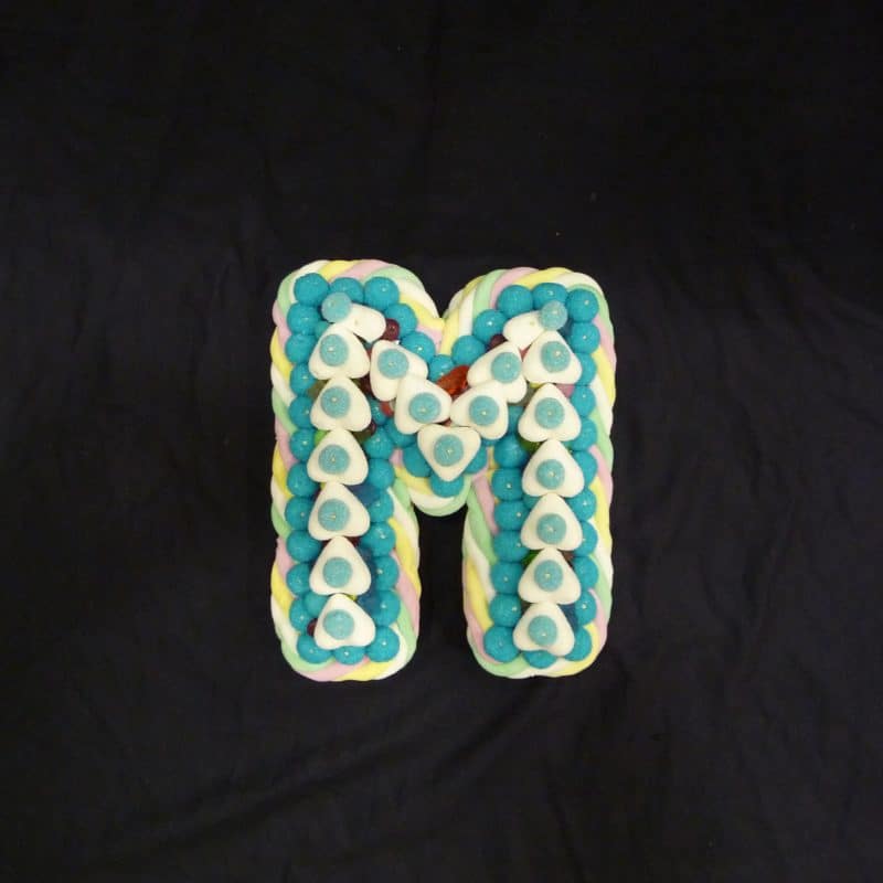 Gâteau de bonbons lettre M