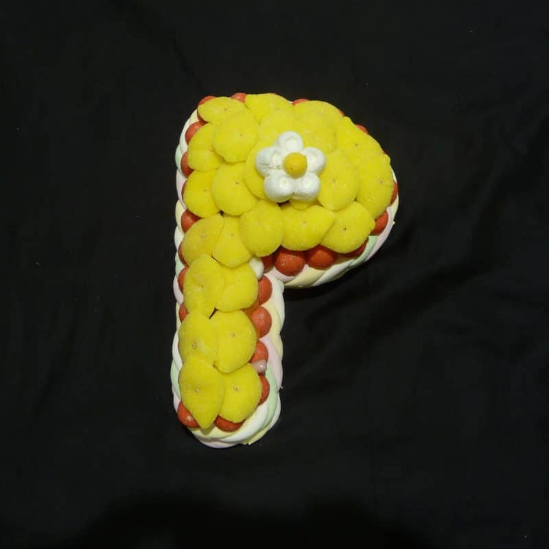 Gâteau de bonbons en forme de lettre " P "