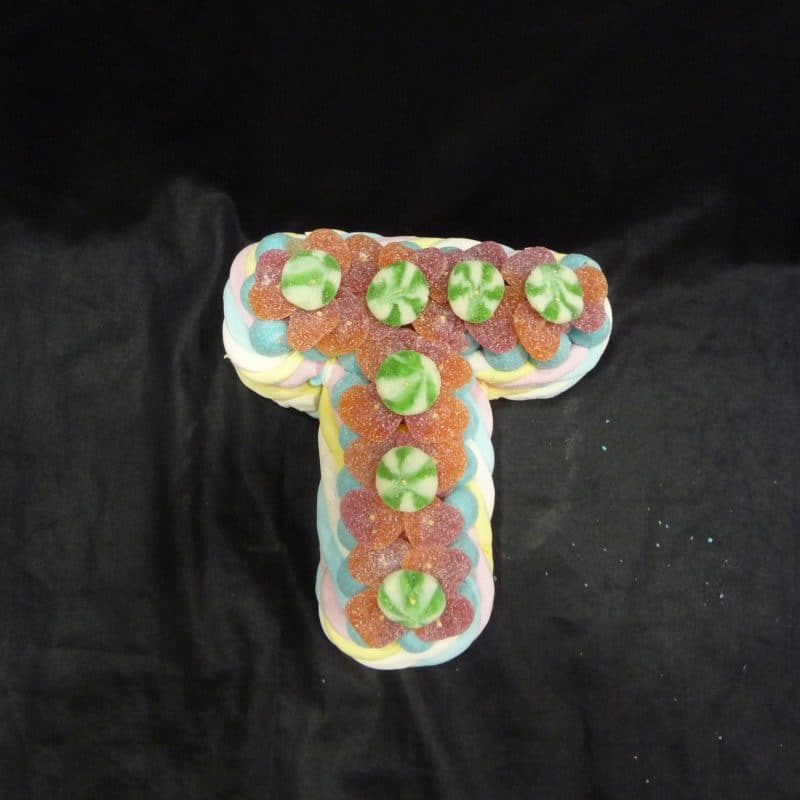 Gâteau de bonbons lettre " T "