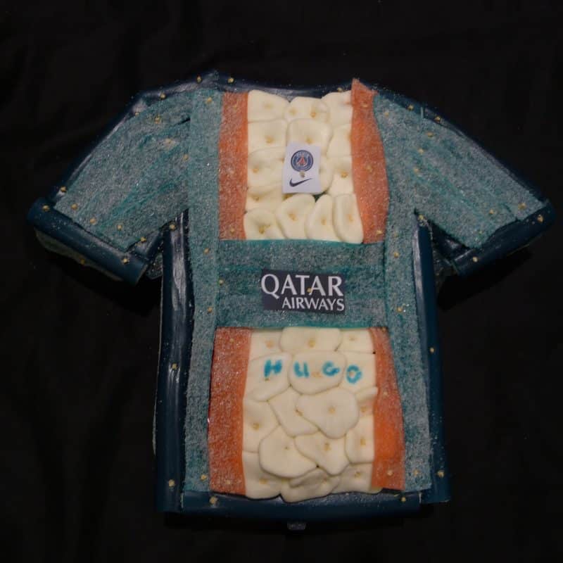 Gâteau de bonbons en forme du maillot Paris-Saint-Germain