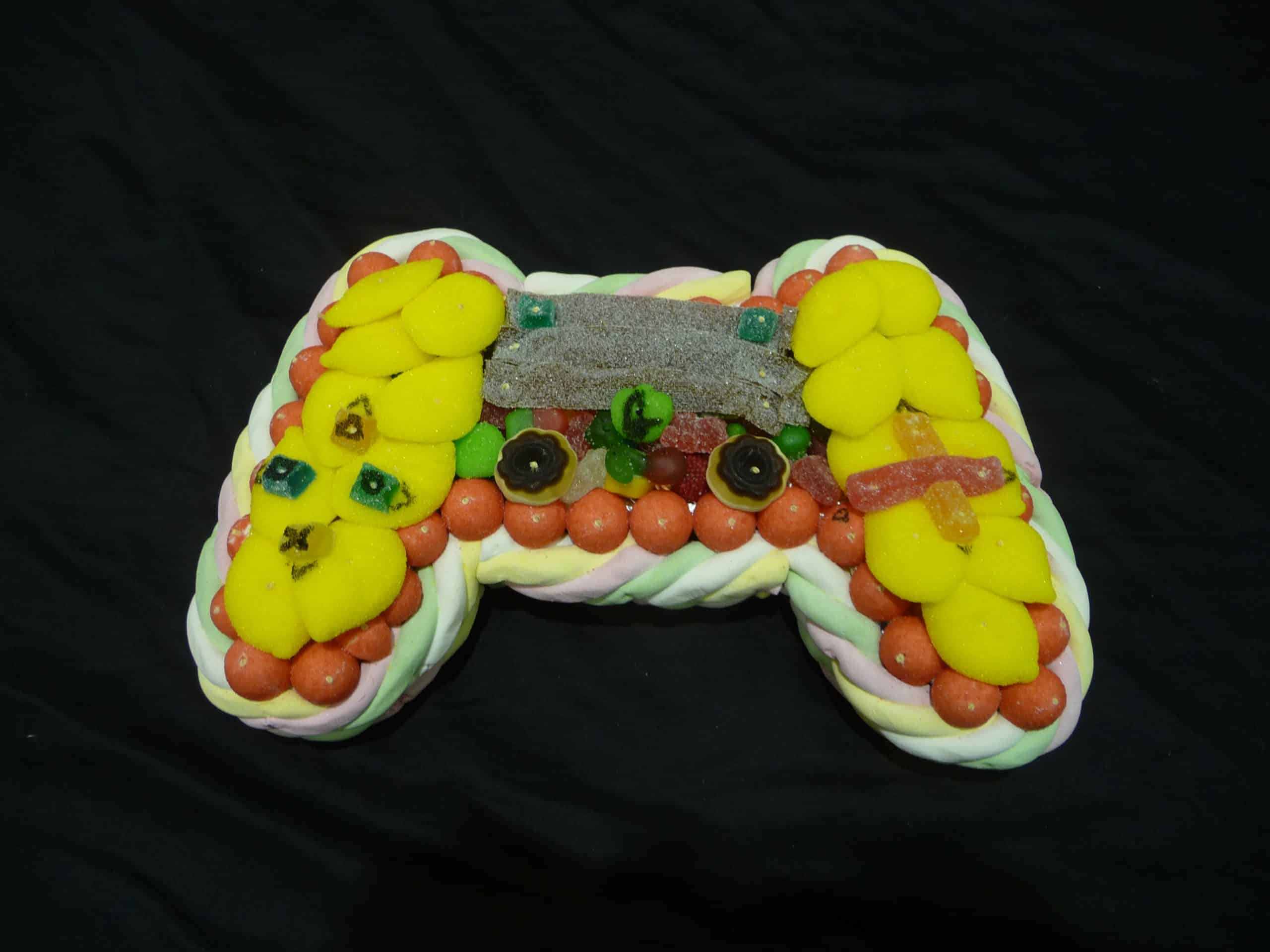 Gâteau de bonbons en forme de manette de jeu