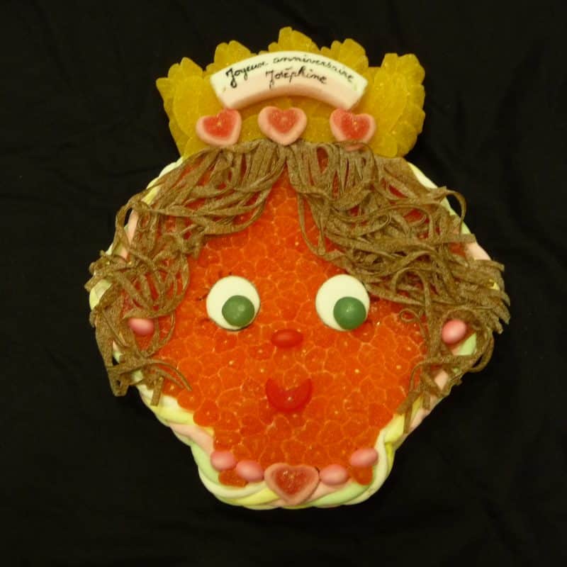 Gâteau de bonbons en forme de petite princesse