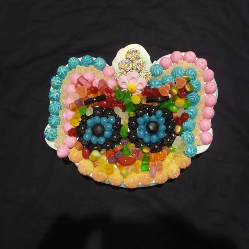 Gâteau de bonbons en forme de poupée LOL surprise