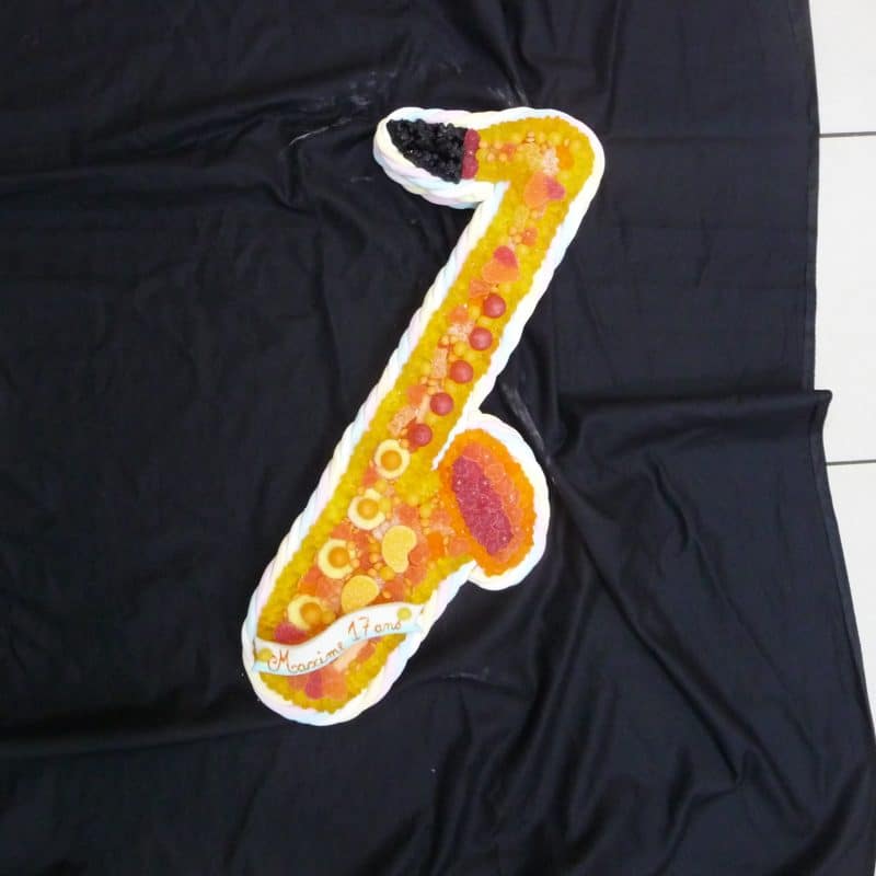 Gâteau de bonbons en forme de saxophone alto