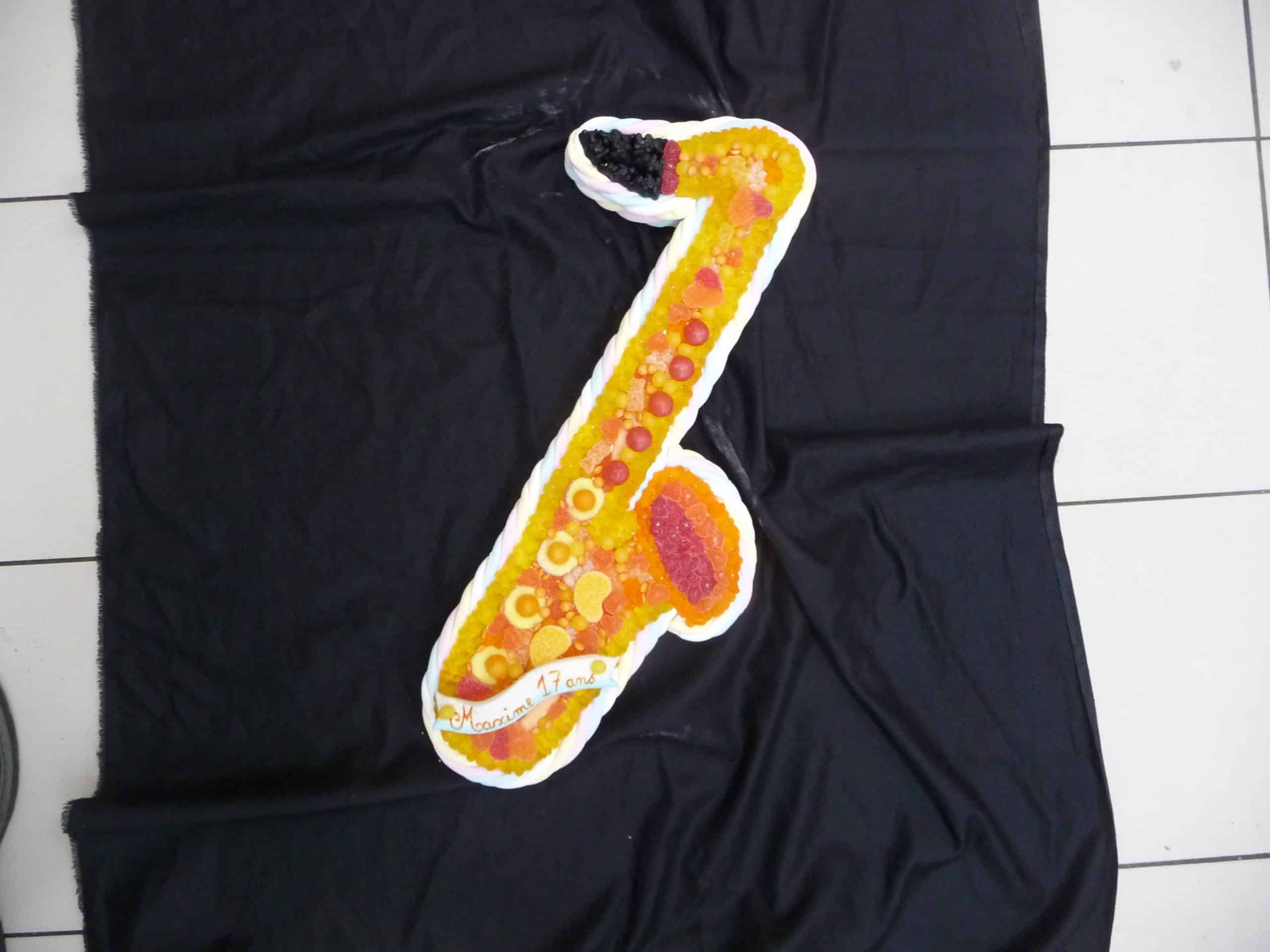 Gâteau de bonbons en forme de saxophone alto