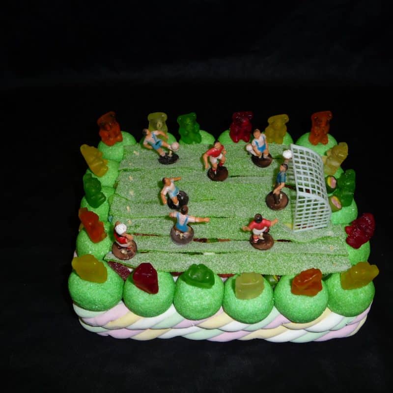 Gâteau de bonbons terrain de football