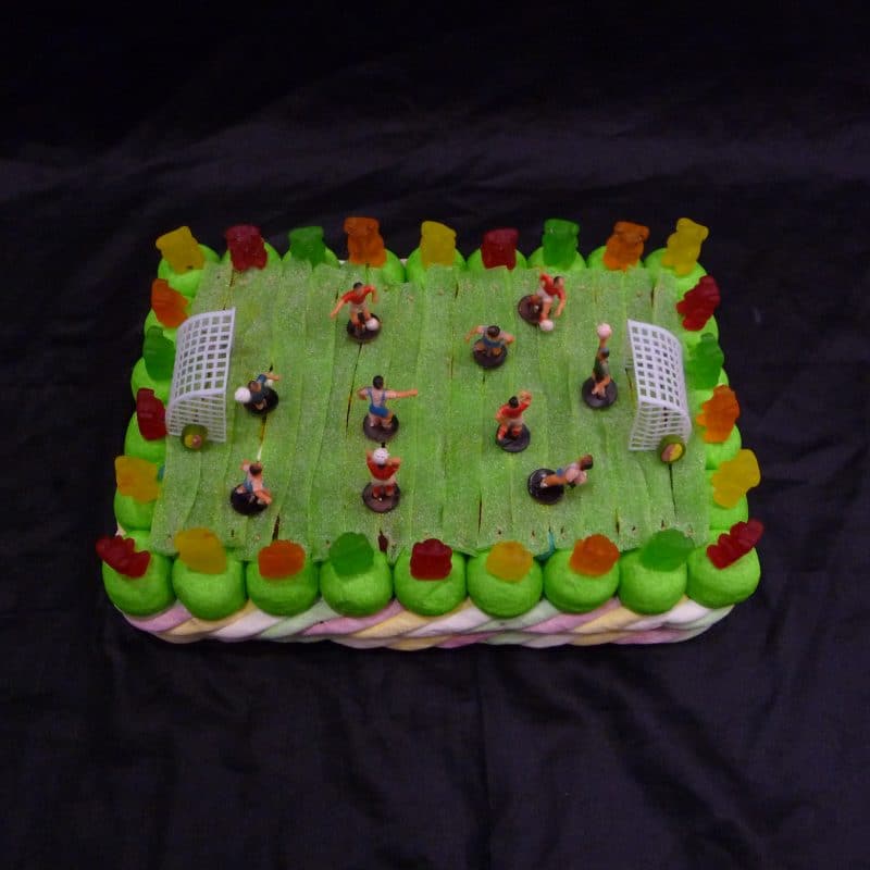 Gâteau de bonbons terrain de football
