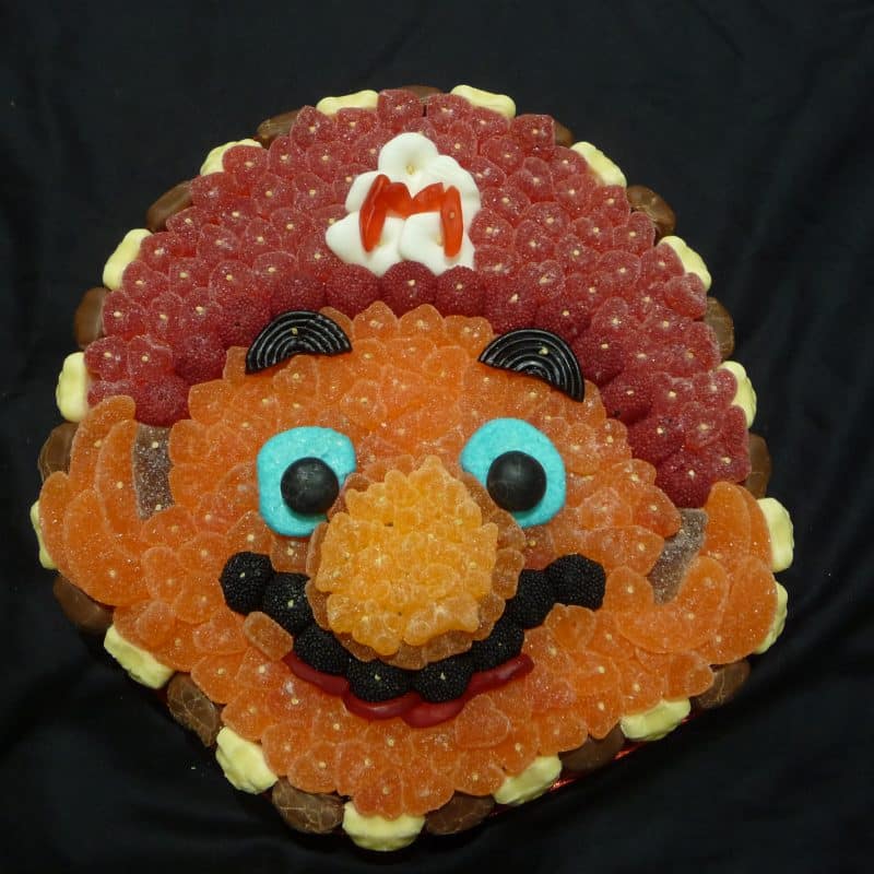 Gâteau de bonbons en forme de tête de Super Mario