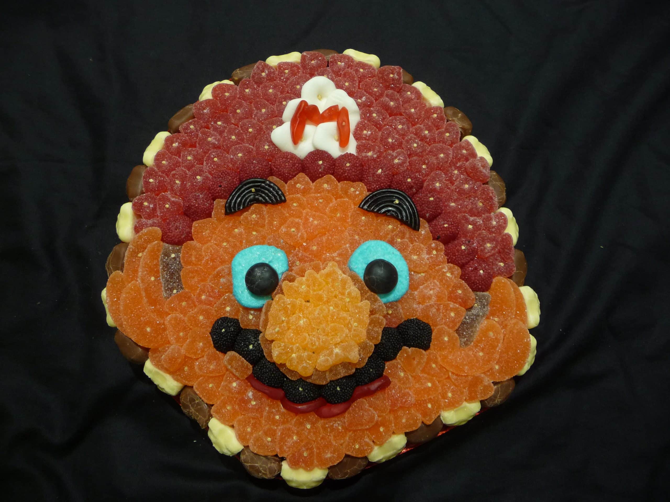 Gâteau de bonbons en forme de tête de Super Mario