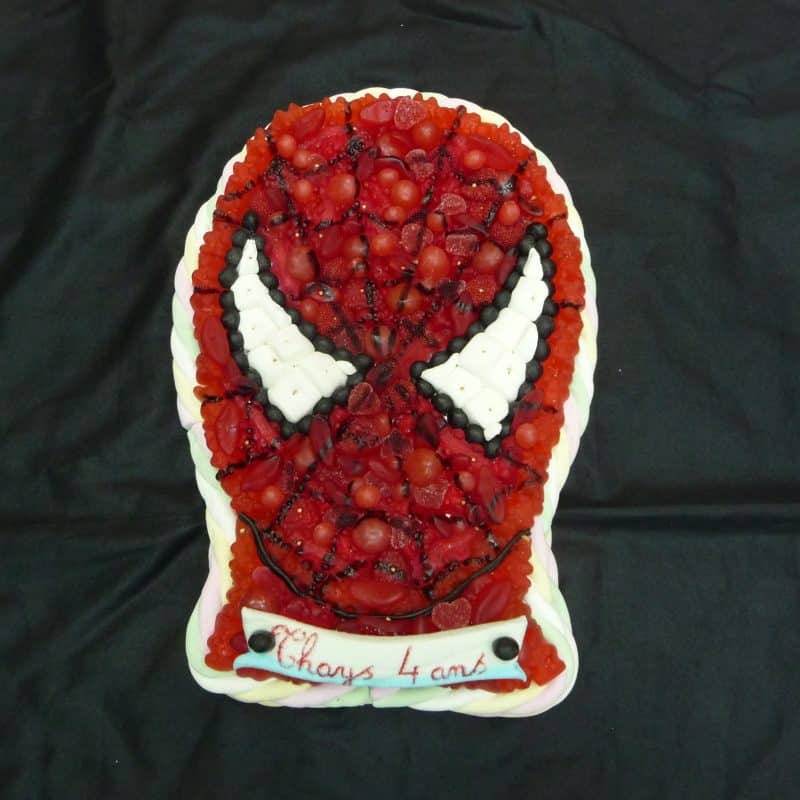 Gâteau de bonbons en forme de tête de Spiderman