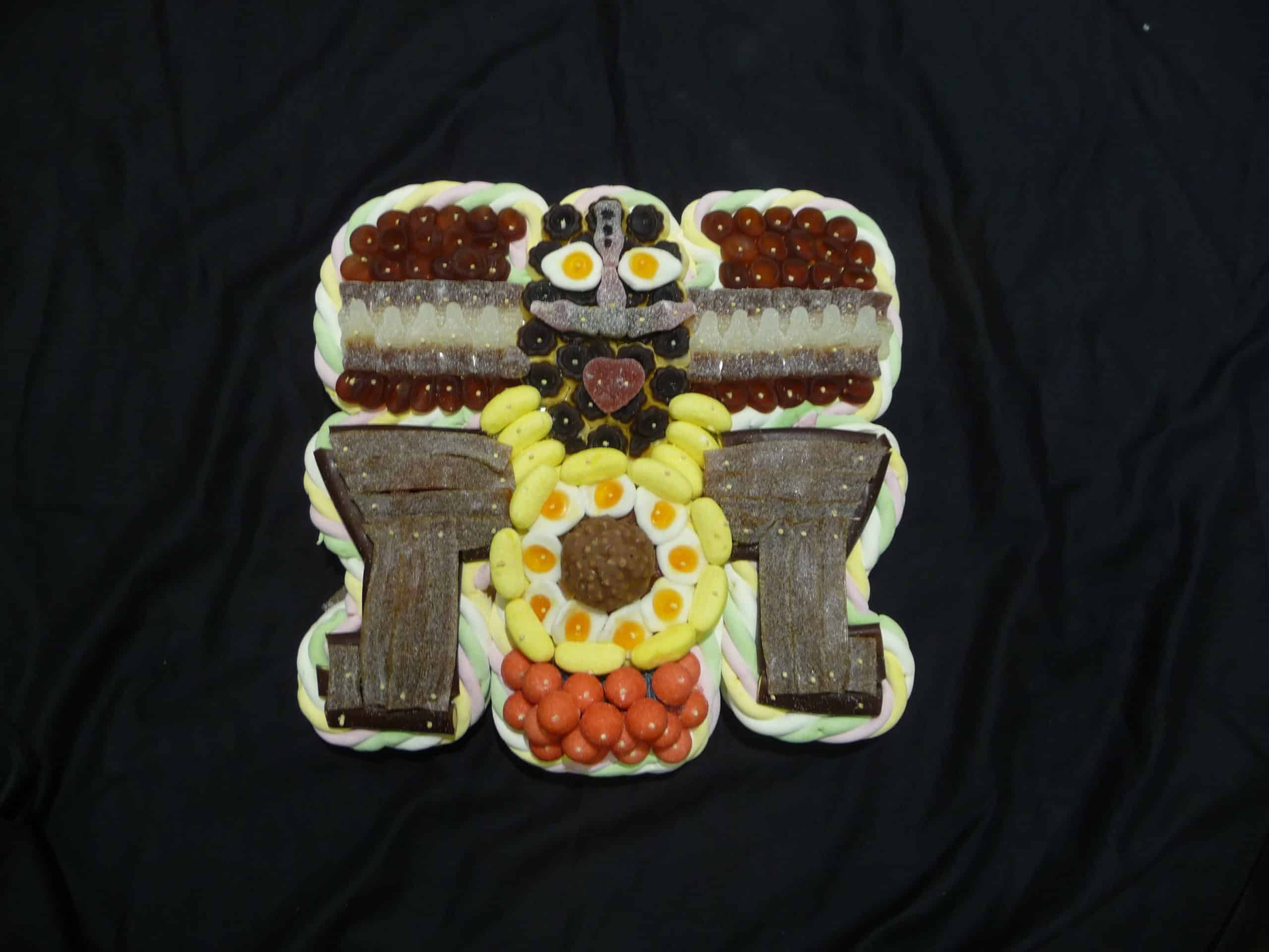 Gâteau de bonbons en forme de totem Koh lanta