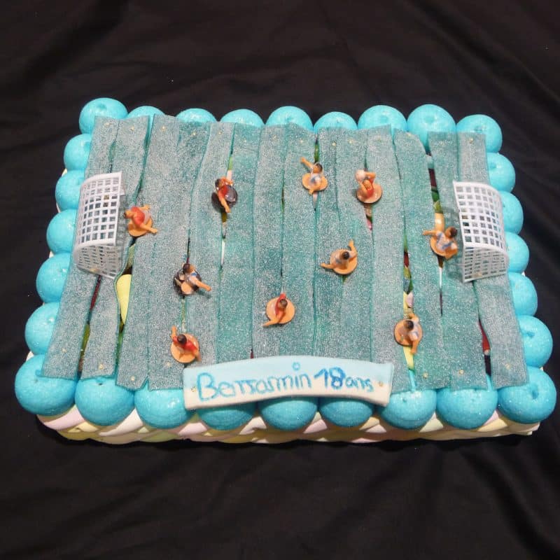 Gâteau de bonbons en forme de terrain de water - polo